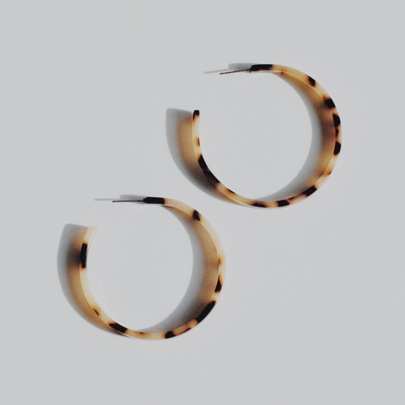 Resin Tatum Tortoise Hoop Earrings (Beige) - Picture 3 of 8